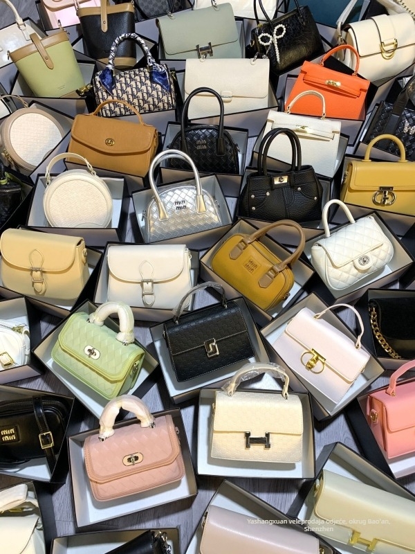 Ženska PU kožna crossbody torbica preko ramena, mala kvadratna forma, srednje veličine, podstava od poliestera, vodoravni kvadratni oblik, zatvaranje zipom, dvostruki remen, za svakodnevnu upotrebu, Proljeće 2025