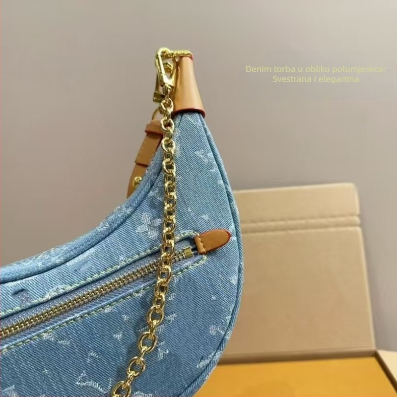 Plava mini torbica od denima s monogramom, ručka u obliku roga, oblik mjeseca, nosi se preko ramena ili kao crossbody