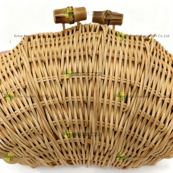 Ženska clutch torba u retro stilu, oblik školjke, izrađena od prirodnog ratana