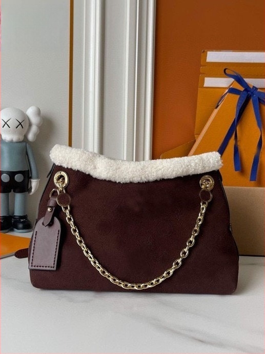 Ženska krznena tote torba — vrhunske kvalitete, svestrana, srednje veličine, nosi se na rame ili crossbody, s printom, zimsko izdanje 2025