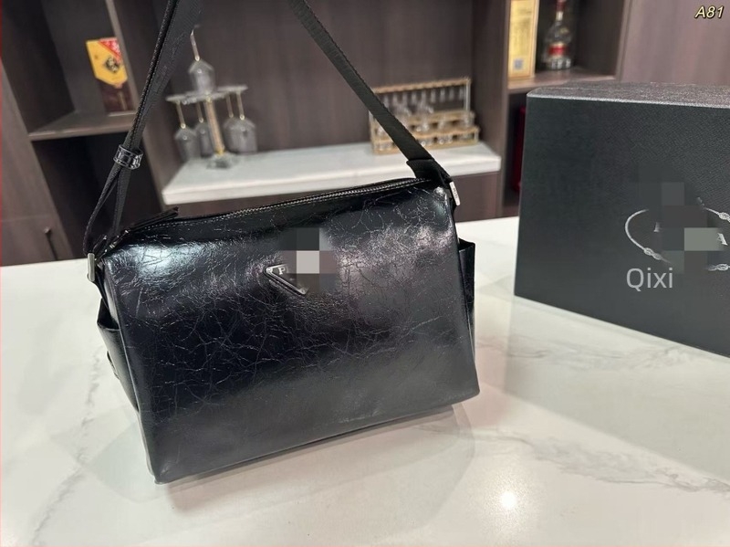 Ženska mini kvadratna torba s lancem za ramena – crossbody, ljeto 2024