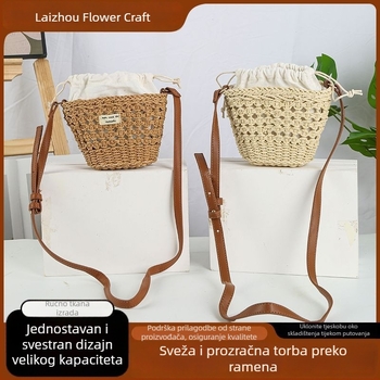 Slatka torbica tip kofer s remenom, pletena od slame, prozračni uzorak, svjež i minimalistički stil