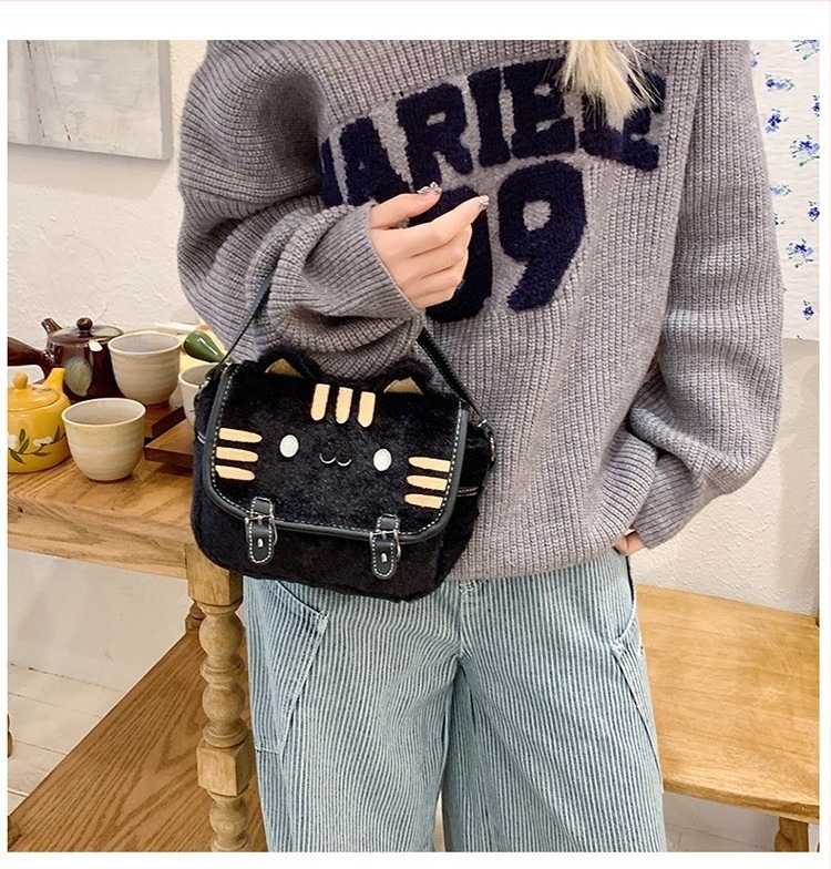 Damska pliš torbica s mačkom — mala kvadratna crossbody torba, velur materijal, sladak svjež stil