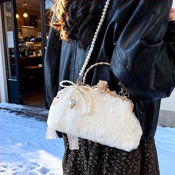 Moderna velika kapacitna torba za jesen-zimu s pahuljastim krznom, može se nositi na ramenu ili kao crossbody, ukrašena perlama