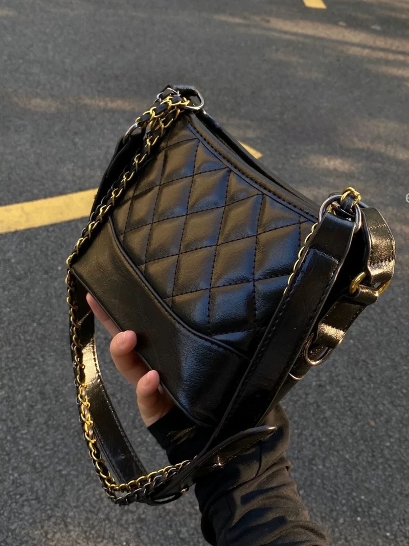 Ženska torbica crna, dijamantno šivana, s lancem preko ramena, retro minimalistički stil