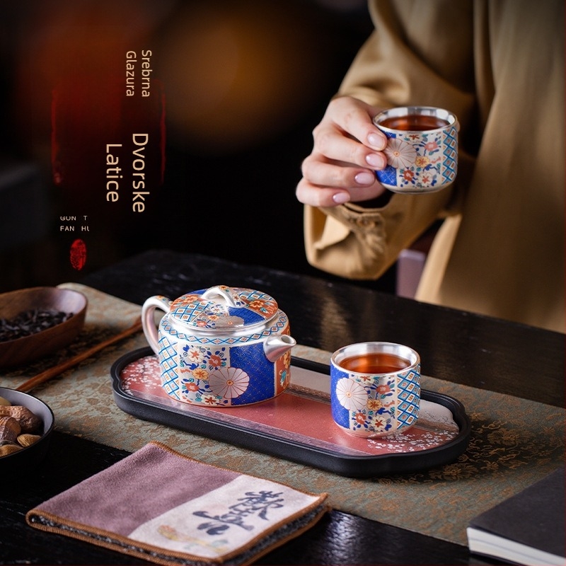 Porcelanski čajni set s čajnikom i dvije šalice, profinjen dizajn kulture, savršen poklon za umirovljenike i poslovna darivanja
