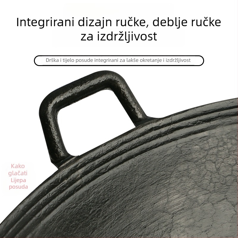 Dvoručna posuda od lijevanog željeza za kućnu upotrebu, tradicionalno seosko drveno ognjište.
