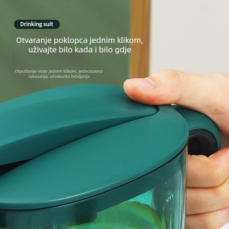Plastični set za piće: čajnik, prozirna boca za hladnu vodu, šalice, pladanj i pribor za piće za voćni čaj