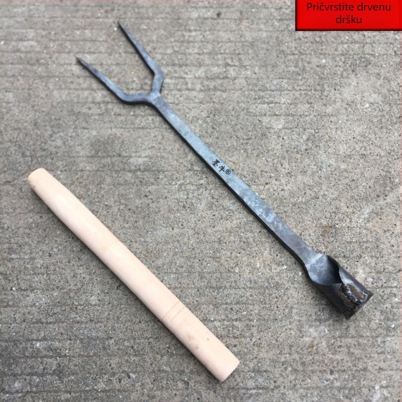 Kovana vatrena vilica s drvenom drškom i vatrenim kliještima
