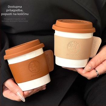 Keramička šalica za kavu s poklopcem i kožnim navlakom, moderan minimalistički dizajn, personalizacija korporativnih poklona