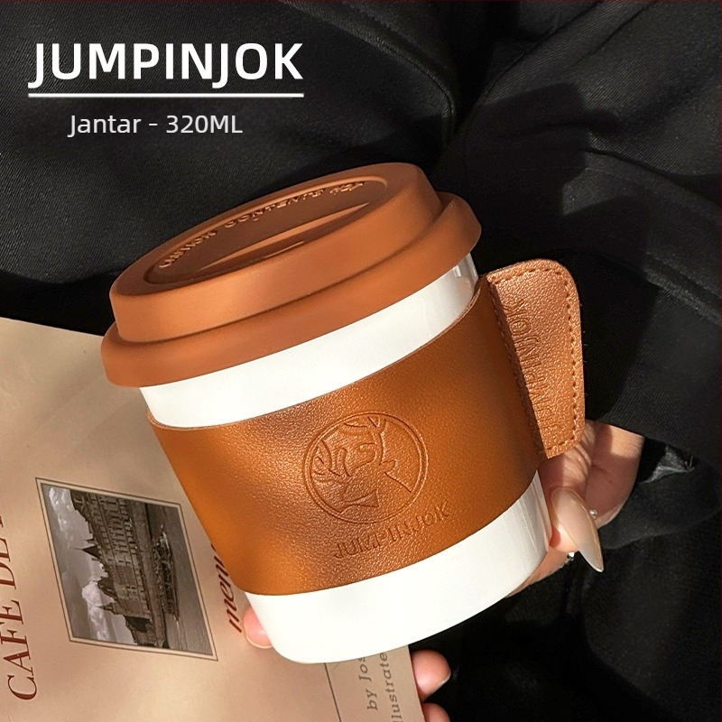 Keramička šalica za kavu s poklopcem i kožnim navlakom, moderan minimalistički dizajn, personalizacija korporativnih poklona