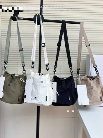 Mini bucket crossbody torba od najlona, zatvaranje na šnuricu, jednostavan ležerni stil
