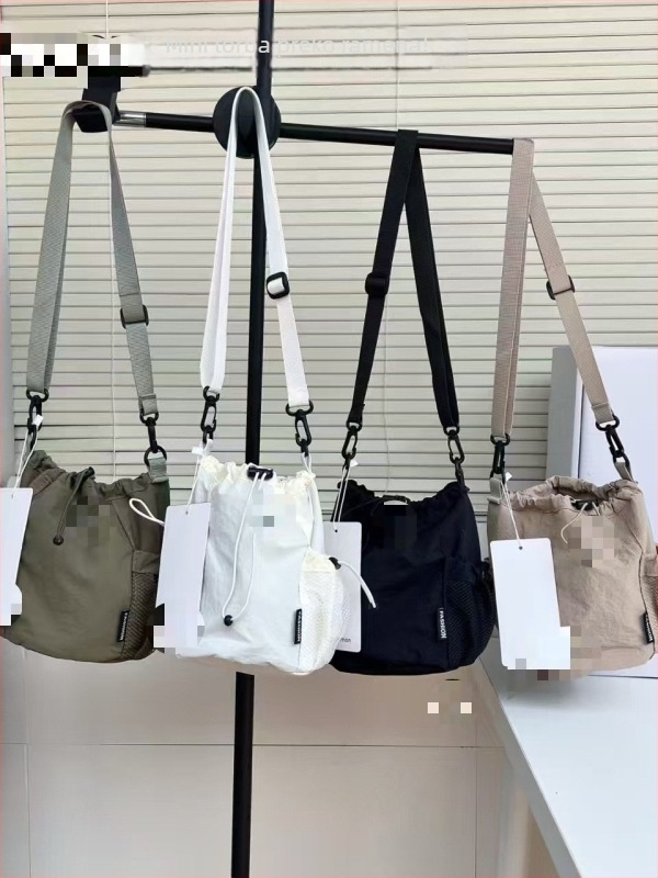 Mini bucket crossbody torba od najlona, zatvaranje na šnuricu, jednostavan ležerni stil