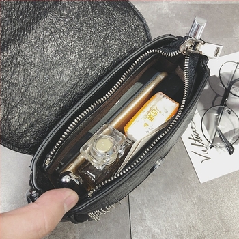 Ženska mala crna torbica, proljeće 2019, vintage riveti, crossbody s lancem i resicama