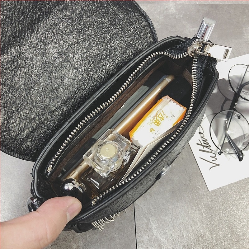 Ženska mala crna torbica, proljeće 2019, vintage riveti, crossbody s lancem i resicama