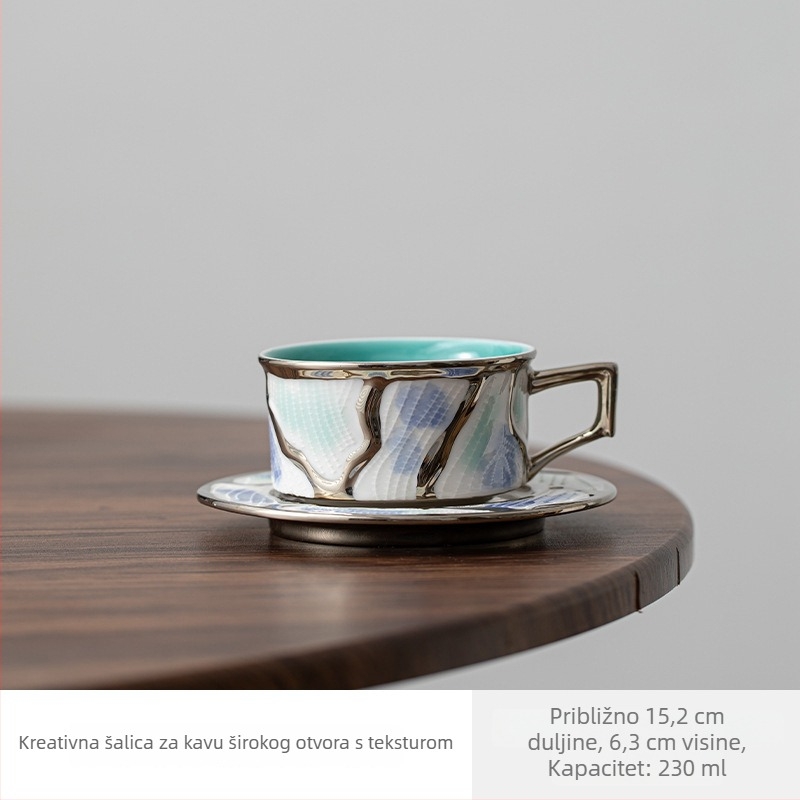 Set keramičkih šalice za kavu i tanjurića u europskom stilu s latte art