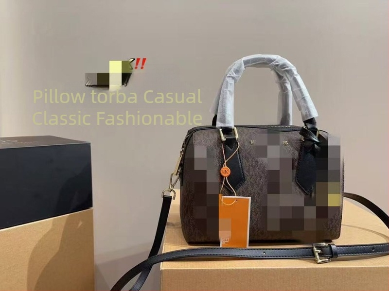 Torba Boston Pillow s floralnim uzorkom i širokim šarenim remenom za žene — nosi se u ruci, na ramenu ili crossbody