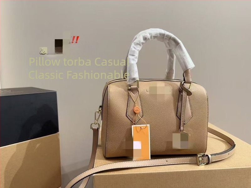 Torba Boston Pillow s floralnim uzorkom i širokim šarenim remenom za žene — nosi se u ruci, na ramenu ili crossbody