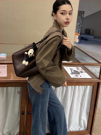 Ženska bucket torba s nišnim dizajnom, minimalistička kožna torba, jesen-zima 2025, retro urbani crossbody torba s jednim remenom