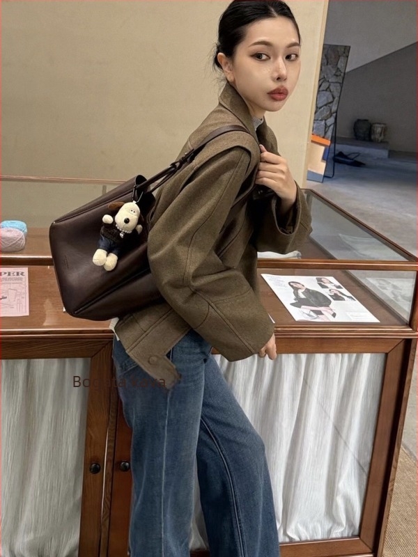 Ženska bucket torba s nišnim dizajnom, minimalistička kožna torba, jesen-zima 2025, retro urbani crossbody torba s jednim remenom