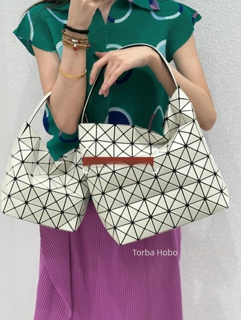 Ženska torbica Hobo bucket s polumjesečevim oblikom i prešivanjem, PVC, velika, urbani minimalistički stil, inspiracija baleta, ljeto 2025