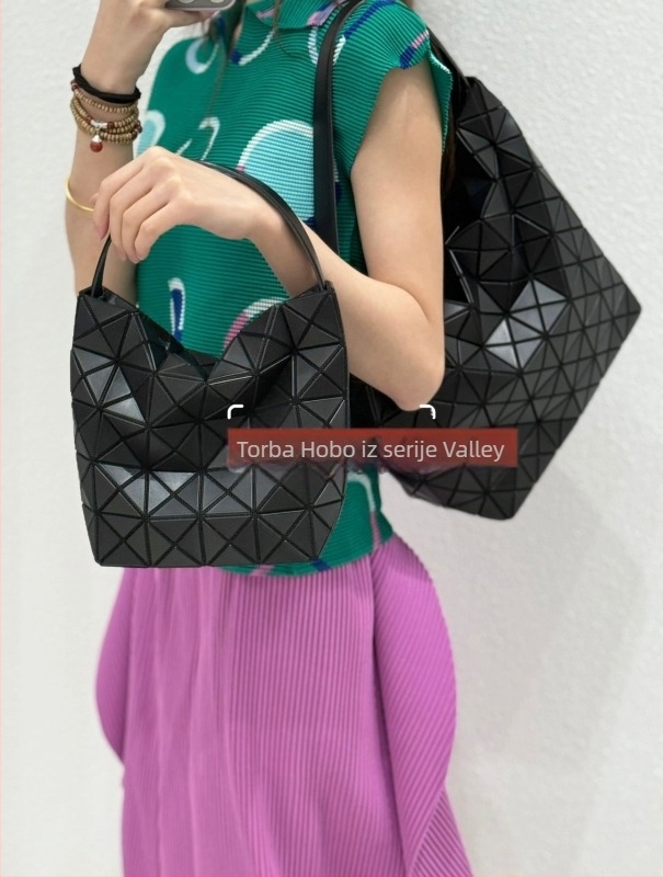 Ženska torbica Hobo bucket s polumjesečevim oblikom i prešivanjem, PVC, velika, urbani minimalistički stil, inspiracija baleta, ljeto 2025