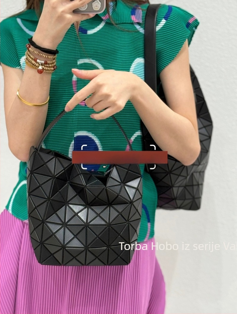 Ženska torbica Hobo bucket s polumjesečevim oblikom i prešivanjem, PVC, velika, urbani minimalistički stil, inspiracija baleta, ljeto 2025