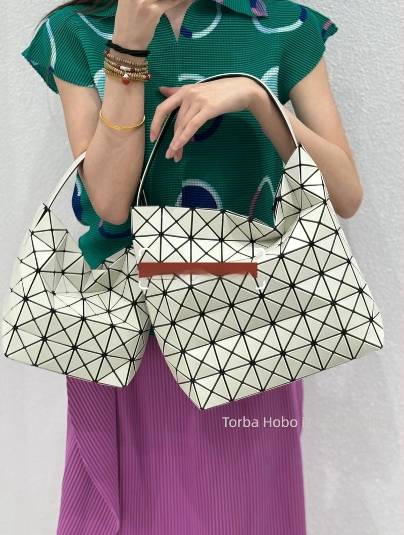 Ženska torbica Hobo bucket s polumjesečevim oblikom i prešivanjem, PVC, velika, urbani minimalistički stil, inspiracija baleta, ljeto 2025