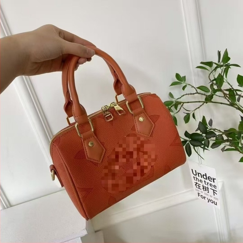 Ženska horizontalna cilindrična bucket torba s tiskom slova i tassels, preko ramena, mala