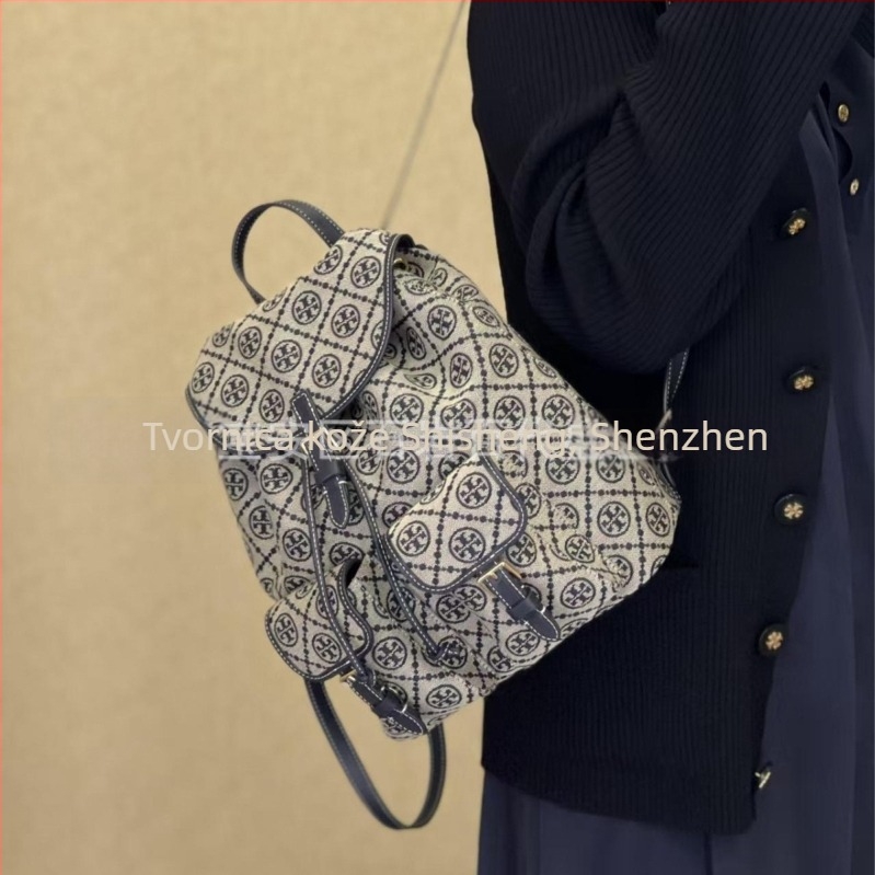 TB ženska torba od platna s monogramom, model 26 — lagana bucket torba s vezicom i presjeka za rameni