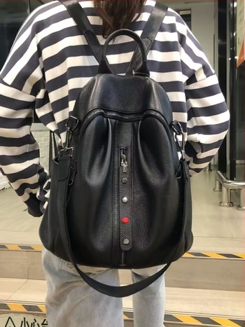 Ženski ranac od mekane kože s teksturom liči, ukrašen plise rivetima i srcolastim dekorom, može se nositi kao ručna torba, ruksak ili crossbody, velik kapacitet