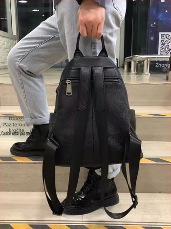 Ženski ranac od mekane kože s teksturom liči, ukrašen plise rivetima i srcolastim dekorom, može se nositi kao ručna torba, ruksak ili crossbody, velik kapacitet