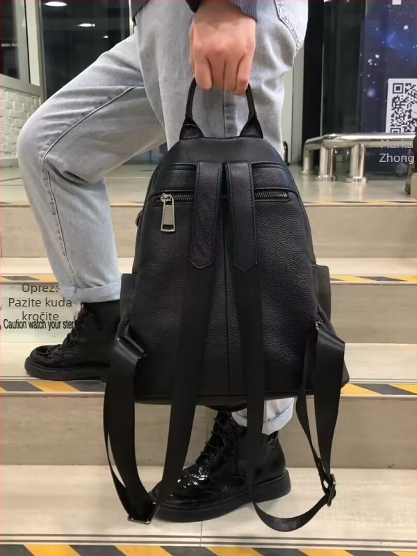 Ženski ranac od mekane kože s teksturom liči, ukrašen plise rivetima i srcolastim dekorom, može se nositi kao ručna torba, ruksak ili crossbody, velik kapacitet