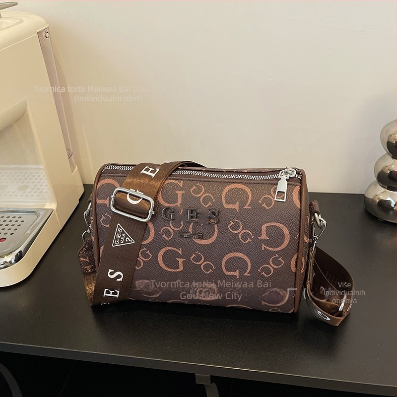 Ženska crossbody torba s cilindričnim oblikom od PU kože, srednje veličine, zatvaranje zatvaračem, poliester podstava, unutarnji pretinac za dokumente, svakodnevna upotreba, bez marke, print s slovima u europsko-američkom stilu, lansiranje zima 2025