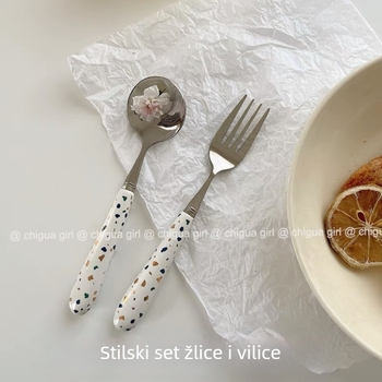 Set posuđa od nehrđajućeg čelika s cvjetnim uzorkom: žlice za juhu, žlice za sladoled, žlice za rižu, vilice i miješajuće žlice.