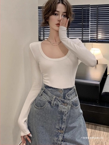 Seksi ženski T-shirt s U izrezom, cropped dugi rukavi, uska silueta, proljetni vintage stil
