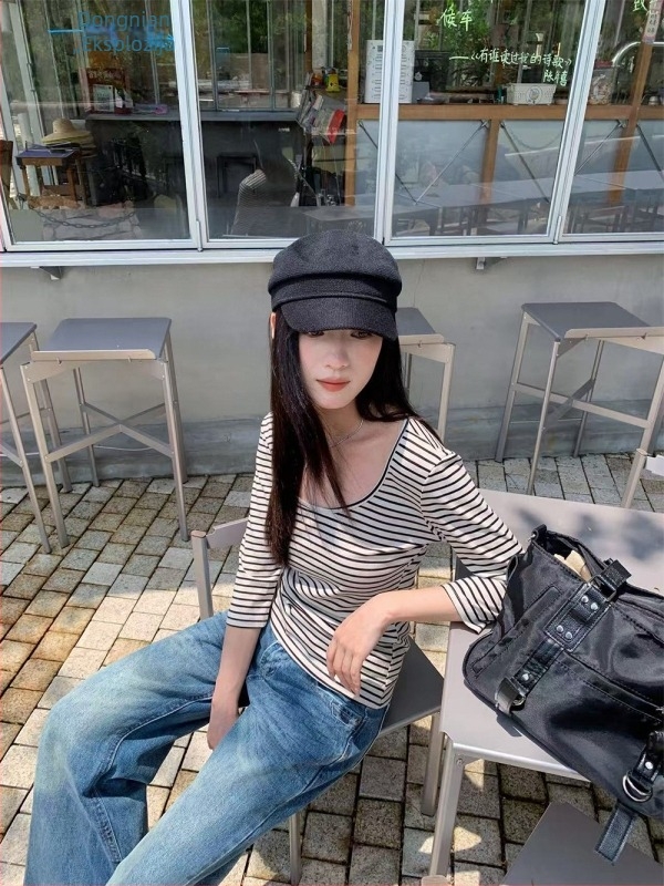 Ženski T-shirt s U-izrezom, prugasti, rukavi srednje dužine, uski kroj, layering top, model C250698, jesen 2025