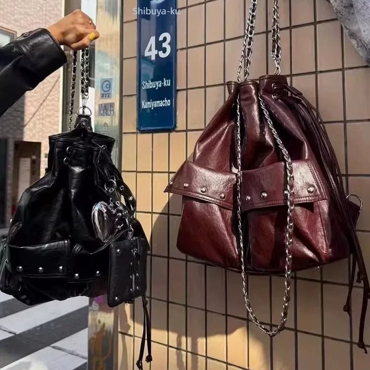 Torba bucket s kaišem i metalnim šiljcima, velika kapaciteta, torba za rame i nošenje u ruci, PVC, gradski stil, jesen 2025