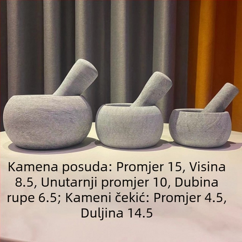 Kamen mortar i češnjak te bilje
