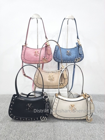 Lyn Accs Ženska torba 2026 — ukrašena rivetima, patchwork, baguette stil, crossbody torba s dvostrukim remenom
