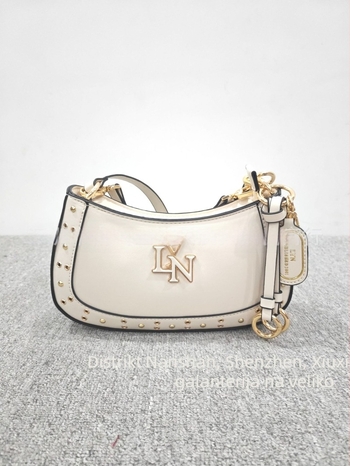 Lyn Accs Ženska torba 2026 — ukrašena rivetima, patchwork, baguette stil, crossbody torba s dvostrukim remenom