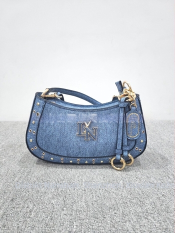 Lyn Accs Ženska torba 2026 — ukrašena rivetima, patchwork, baguette stil, crossbody torba s dvostrukim remenom