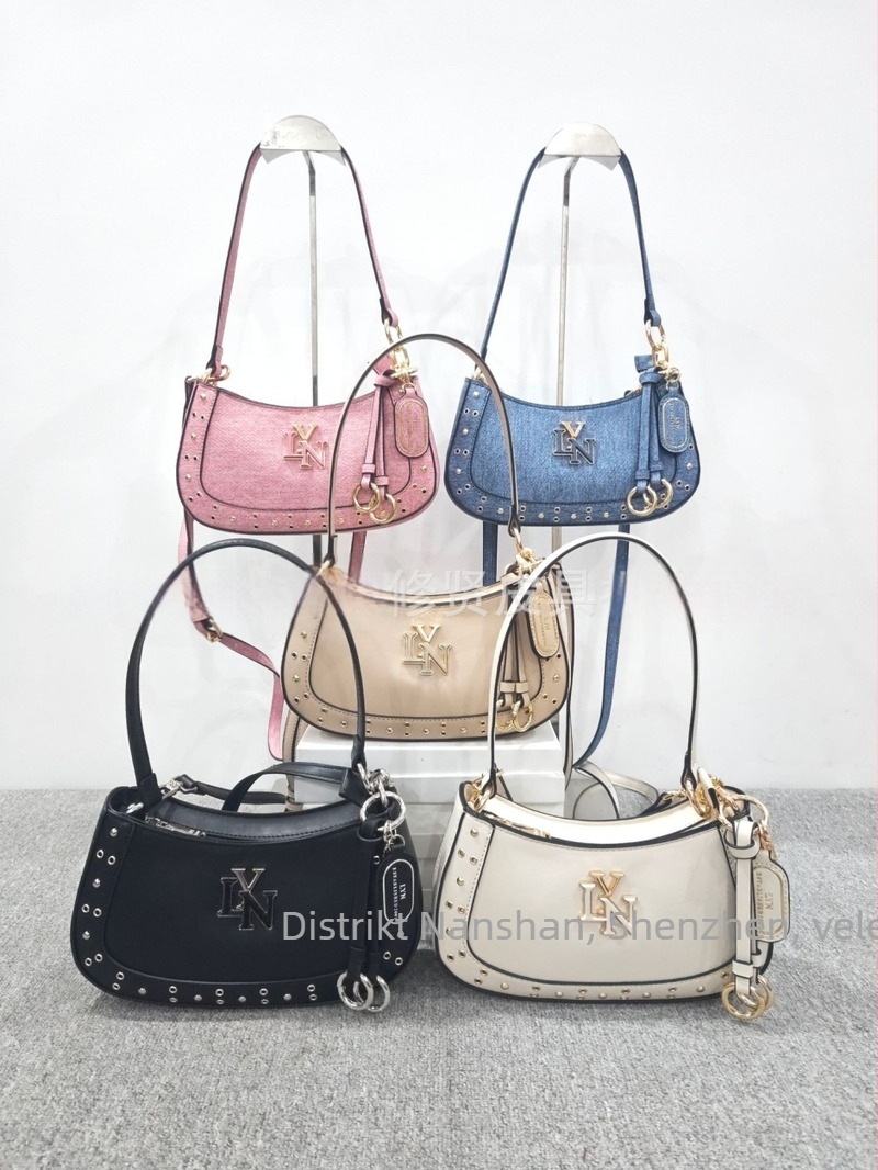 Lyn Accs Ženska torba 2026 — ukrašena rivetima, patchwork, baguette stil, crossbody torba s dvostrukim remenom