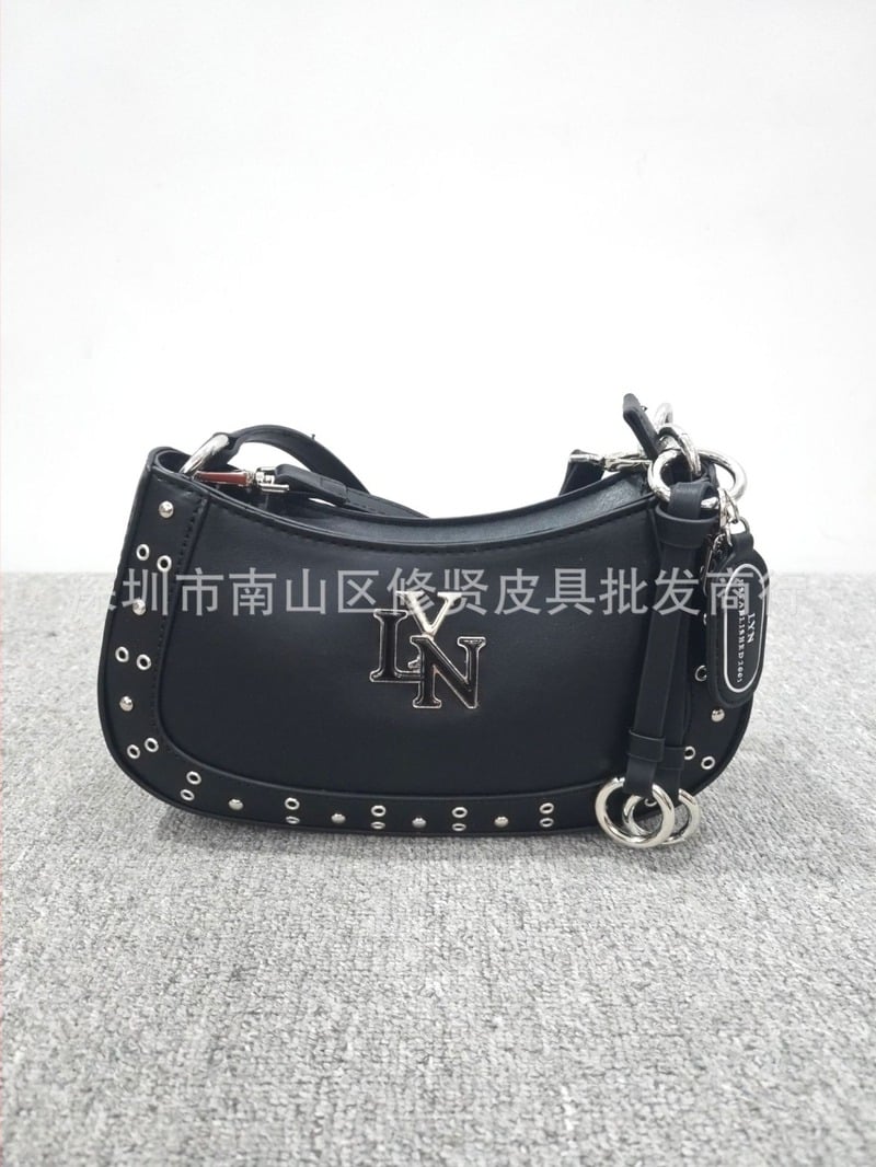 Lyn Accs Ženska torba 2026 — ukrašena rivetima, patchwork, baguette stil, crossbody torba s dvostrukim remenom