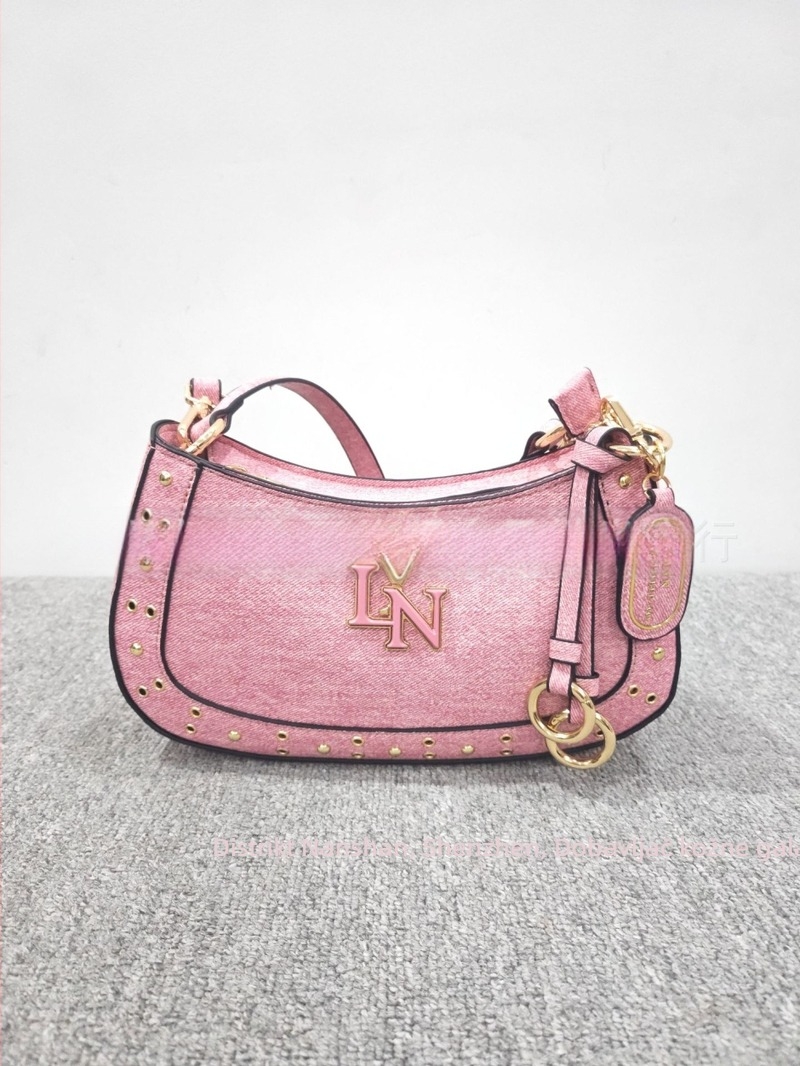 Lyn Accs Ženska torba 2026 — ukrašena rivetima, patchwork, baguette stil, crossbody torba s dvostrukim remenom