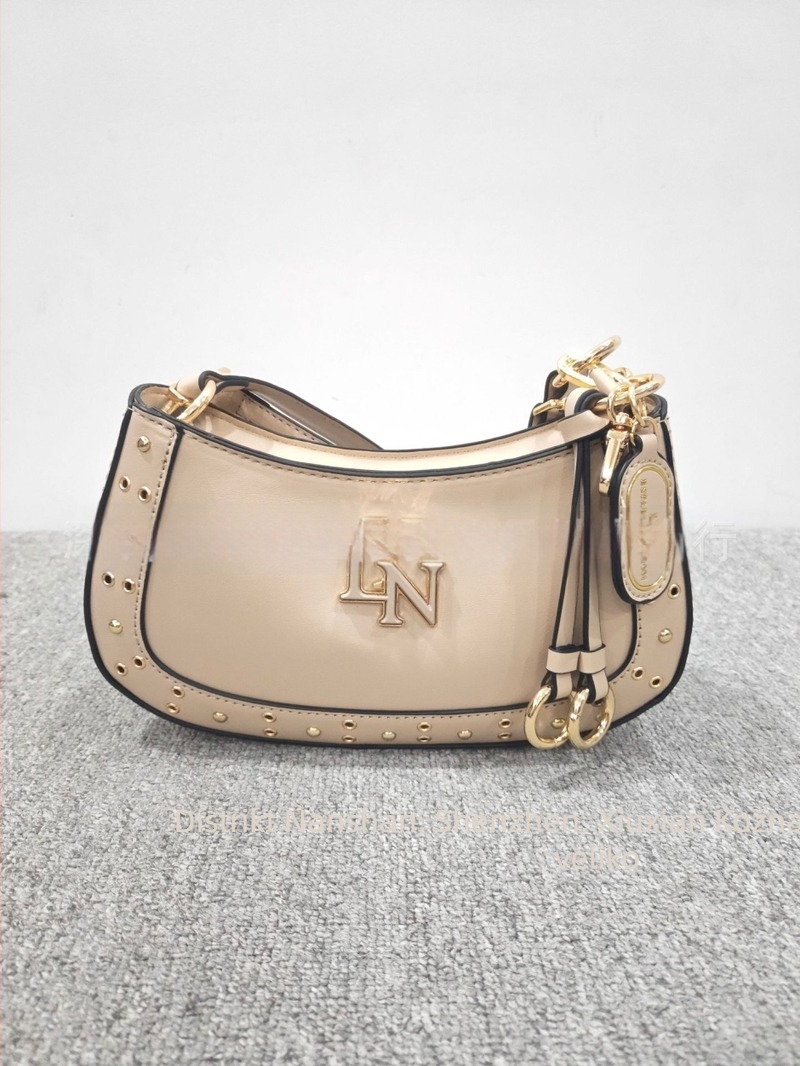 Lyn Accs Ženska torba 2026 — ukrašena rivetima, patchwork, baguette stil, crossbody torba s dvostrukim remenom