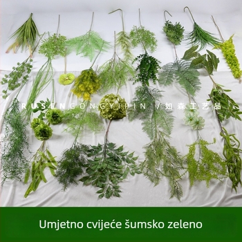 Prilagođene svadbene cvjetove i zelene biljke u šumskom stilu za dekoraciju dvorane za vjenčanje