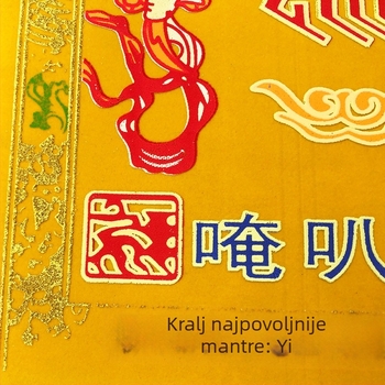 Tantrički ritualni predmeti za buddhistički oltar: zastave, viseći ukrasi i baršunaste zavjese za vrata, kotač Ruyi i mantre.