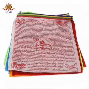 Šarene tibetanske molitvene zastavice s motivom obiteljskog blagostanja i zastavice vjetrovog konja