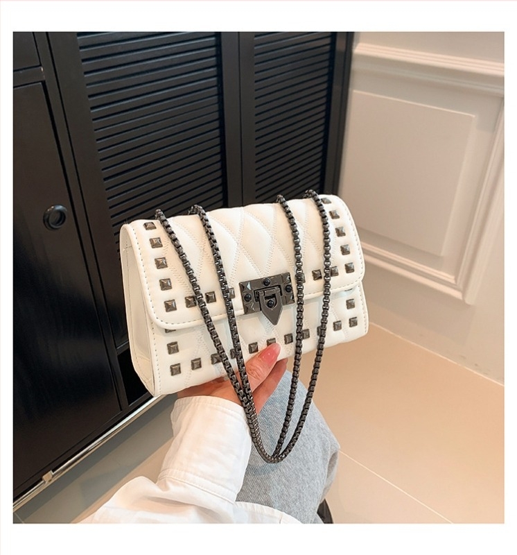Ženska torba preko ramena s lancem i rivetima, mekana PU koža, romboidno štepana crossbody mala kvadratna torba